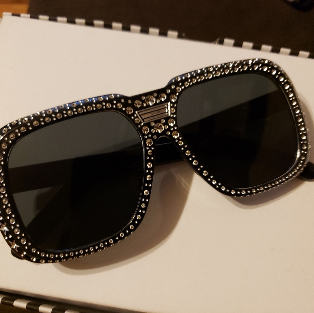 Oversized studded glases